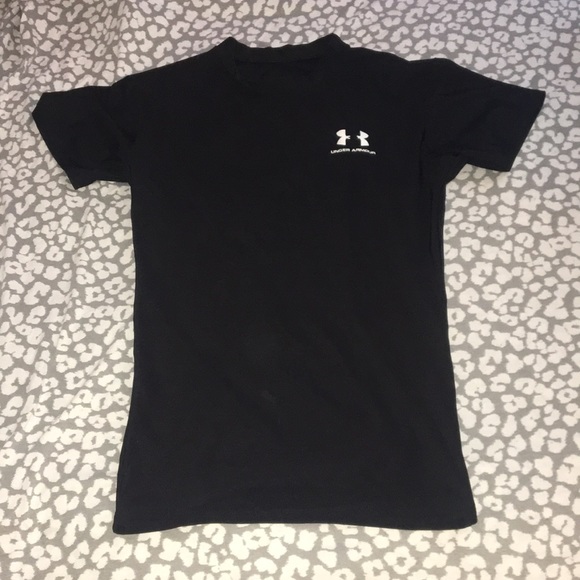 Under Armour Other - Short sleeve under armor tight fit